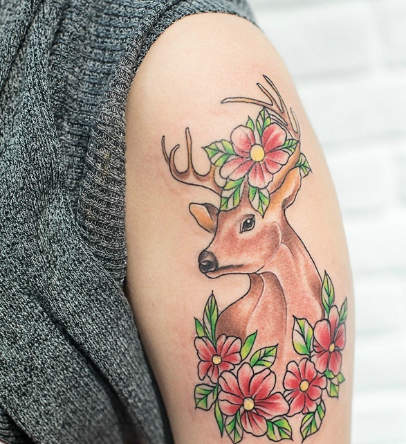 点击大图看下一张：小鹿与花朵的个性花臂纹身刺青