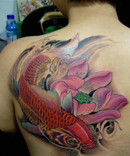 点击大图看下一张：后背莲花与红鲤鱼结合的纹身图案
