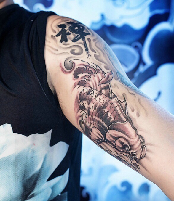 点击大图看下一张：非常起眼的花臂鲤鱼纹身刺青