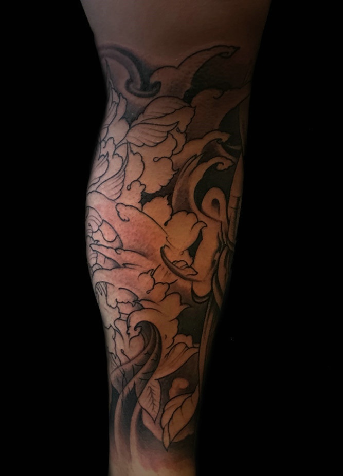 点击大图看下一张：莲花与般若结合的腿部纹身图案