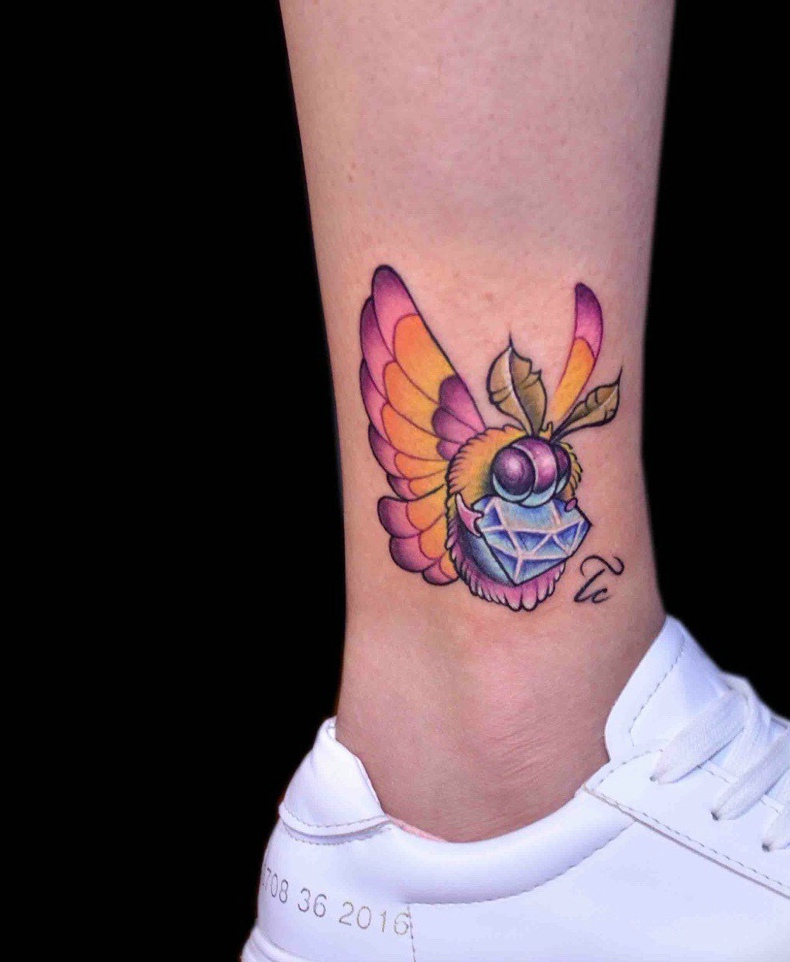 点击大图看下一张：裸脚上的一只勤劳小蜜蜂纹身刺青