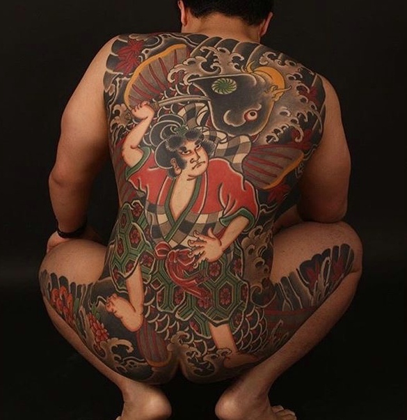 点击大图看下一张：无法抵抗的满背彩色日式纹身图案