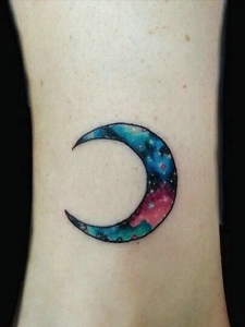 小腿部弯弯的炫丽月亮纹身图片