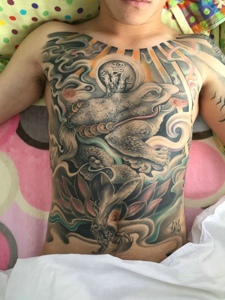 个性男士胸前遮满了另类纹身图案