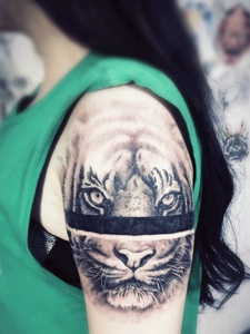 女士手臂凶猛的虎头纹身图案