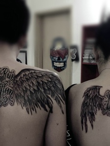 天使羽毛与英文结合的情侣纹身图案