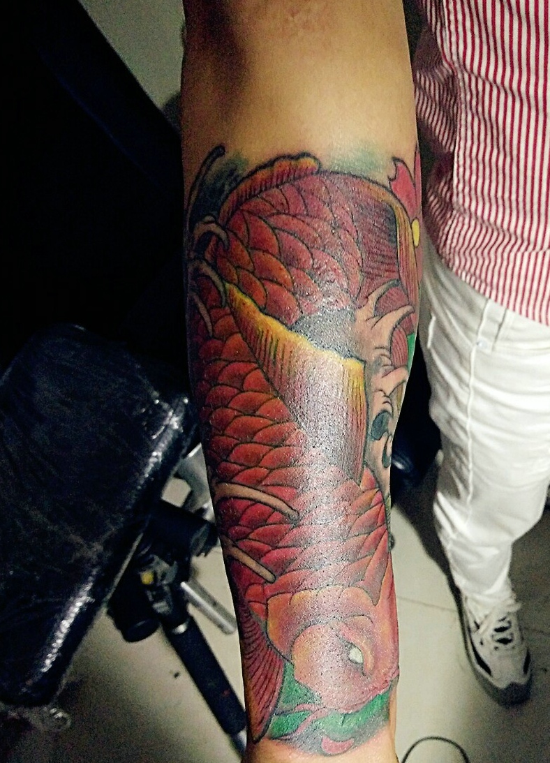 点击大图看下一张：包手臂红鲤鱼纹身刺青十分抢眼