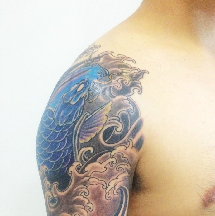 点击大图看下一张：大臂上的抢眼蓝色鲤鱼纹身图片