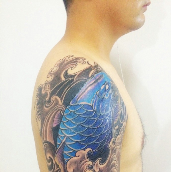 点击大图看下一张：大臂上的抢眼蓝色鲤鱼纹身图片