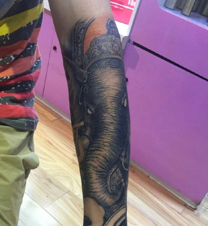 点击大图看下一张:适合男士的手臂黑白象神纹身图案