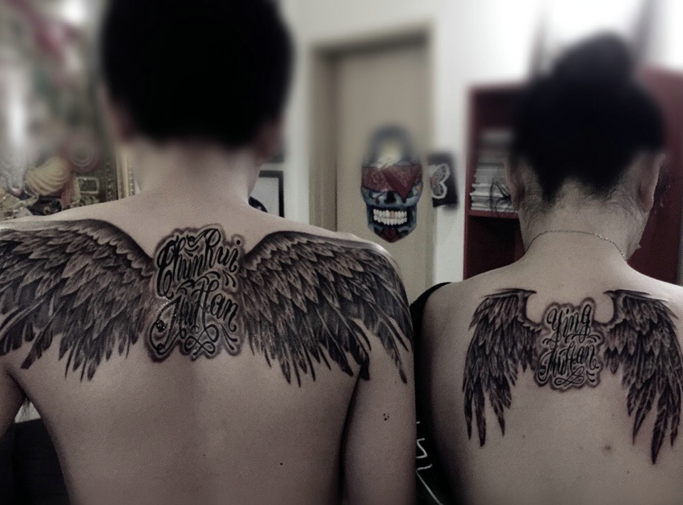 点击大图看下一张：天使羽毛与英文结合的情侣纹身图案