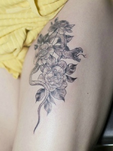 女神大腿部清新自然的花朵纹身刺青