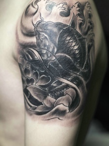 大臂黑白小鲤鱼纹身图案非常帅气