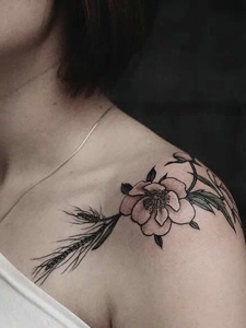 女生肩膀时尚唯美花朵纹身刺青