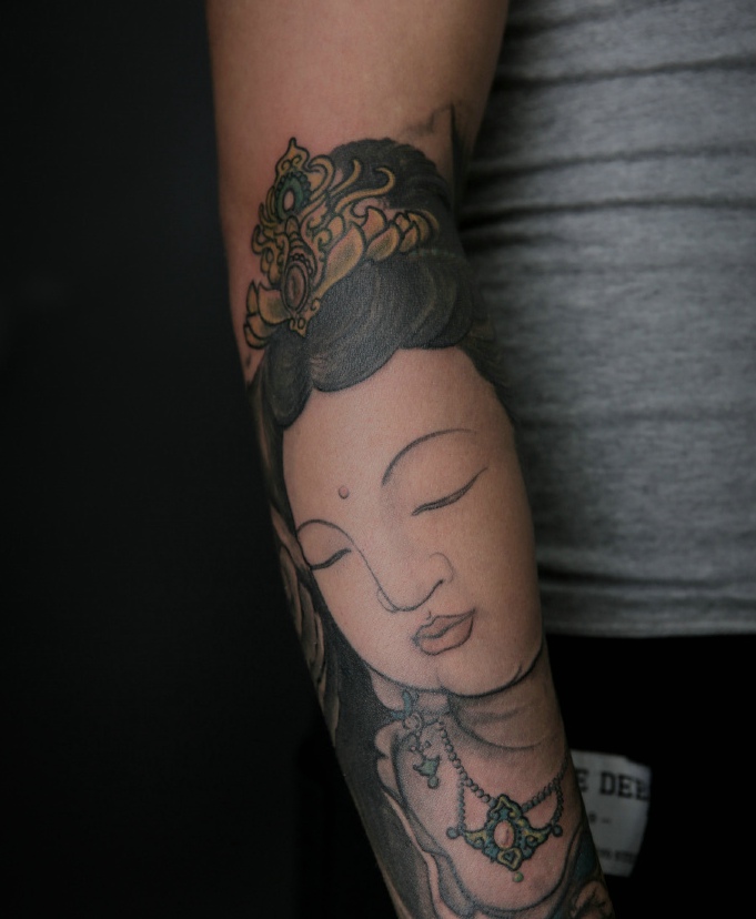 点击大图看下一张：手臂经典佛祖肖像纹身刺秦