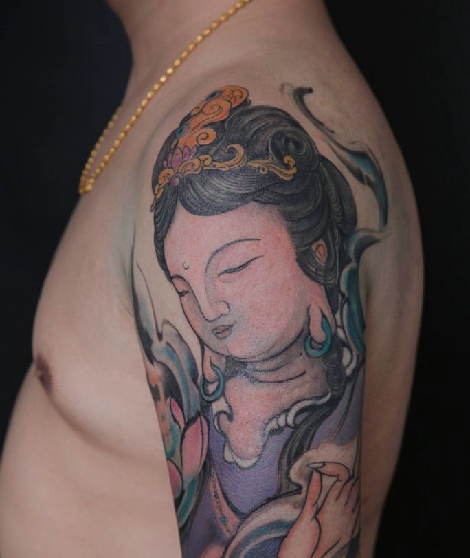 点击大图看下一张：手臂经典佛祖肖像纹身刺秦