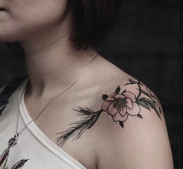 点击大图看下一张：女生肩膀时尚唯美花朵纹身刺青