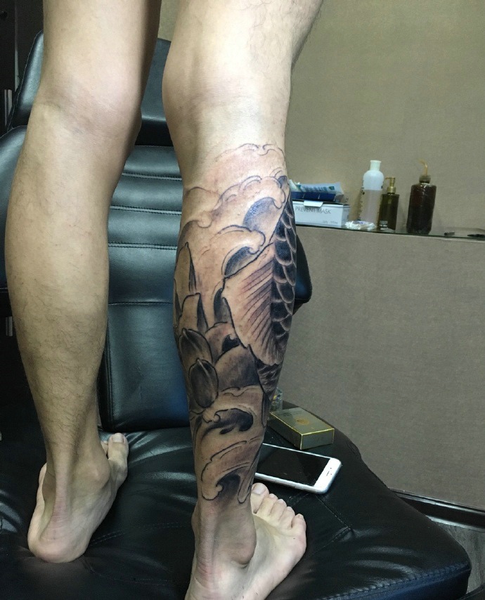 点击大图看下一张：莲花与鲤鱼结合的腿部黑白纹身刺青
