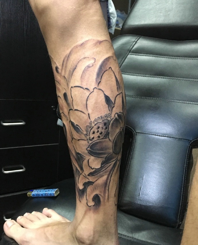 点击大图看下一张：莲花与鲤鱼结合的腿部黑白纹身刺青