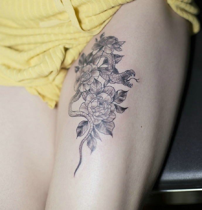 点击大图看下一张：女神大腿部清新自然的花朵纹身刺青