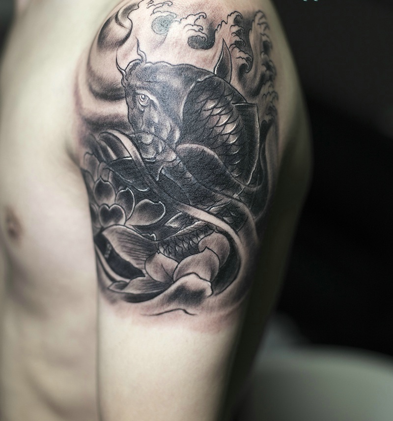 点击大图看下一张：大臂黑白小鲤鱼纹身图案非常帅气
