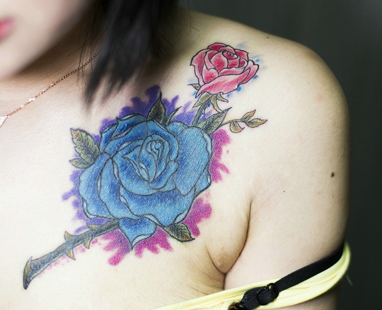 点击大图看下一张：女生锁骨部的性感玫瑰花纹身图片