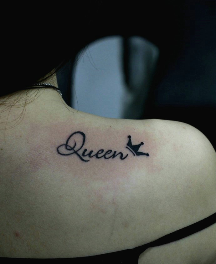 点击大图看下一张：女生香肩上的精致刺青纹身
