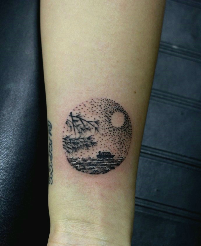 点击大图看下一张：月光扁舟的文艺范儿图案纹身