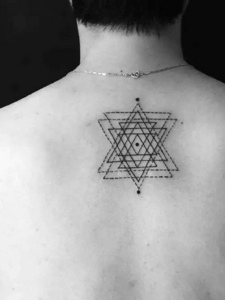 混合重叠的几何三角形背部纹身图案