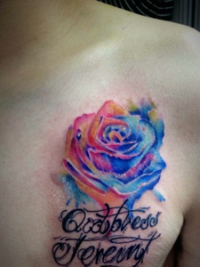 胸口上的玫瑰与英文一起的纹身刺秦