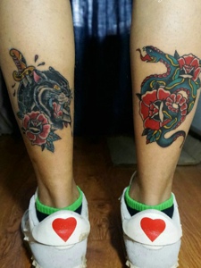 玫瑰与蛇混合的小腿纹身图案