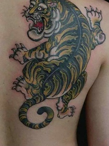 后背凶猛可怕的老虎纹身图案