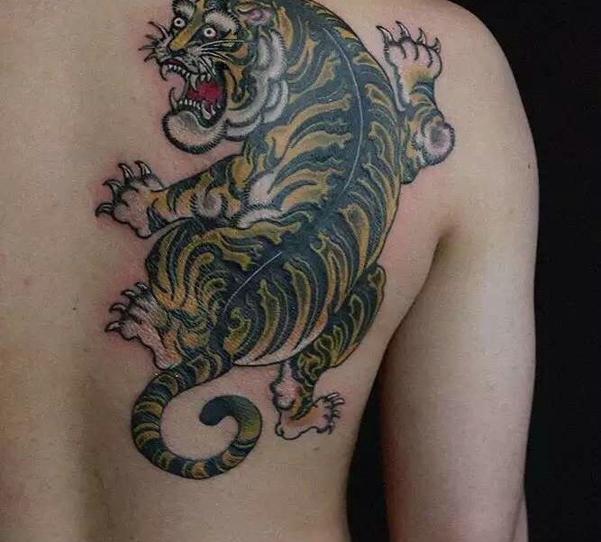 点击大图看下一张：后背凶猛可怕的老虎纹身图案