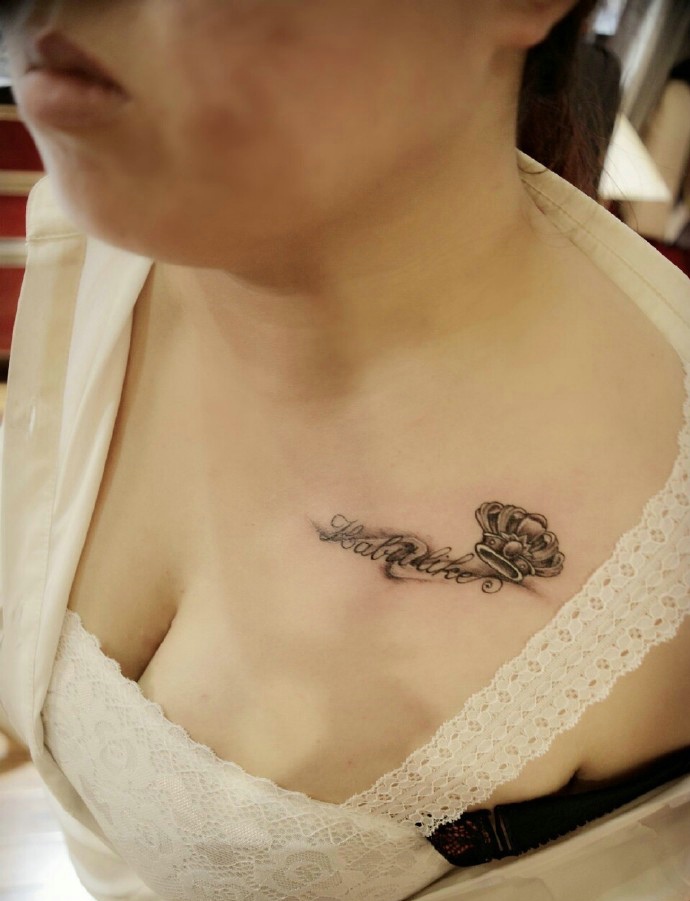 点击大图看下一张：女生锁骨下的几款简约英文纹身图片