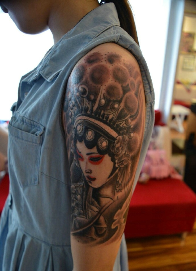 点击大图看下一张：精致传统的花臂花旦纹身刺青