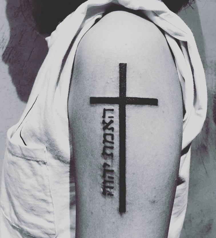点击大图看下一张：精致个性的大臂十字架纹身刺青