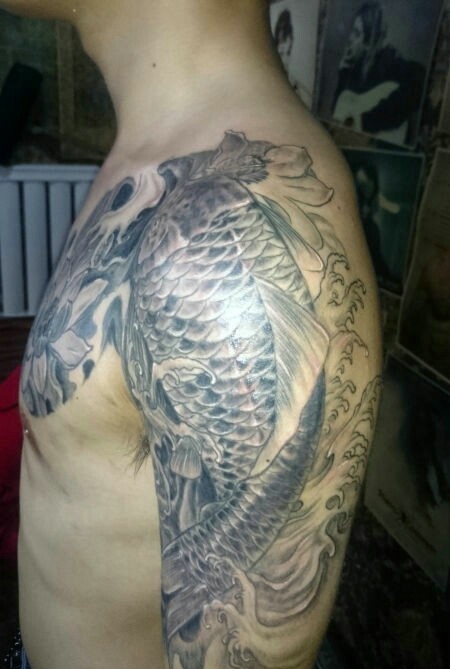 点击大图看下一张：鲤鱼与莲花一起的半甲纹身刺青