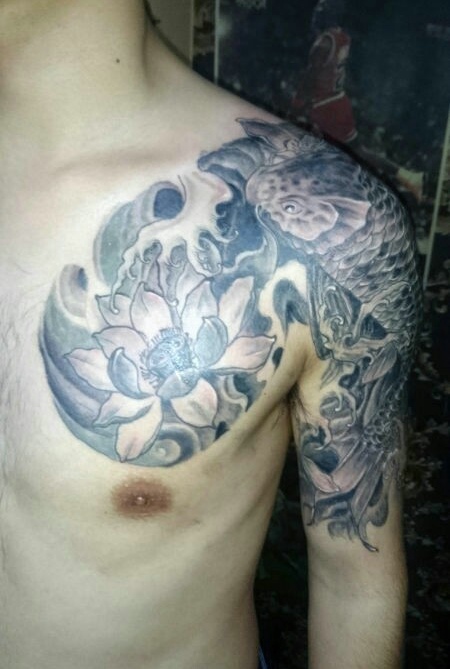 点击大图看下一张：鲤鱼与莲花一起的半甲纹身刺青