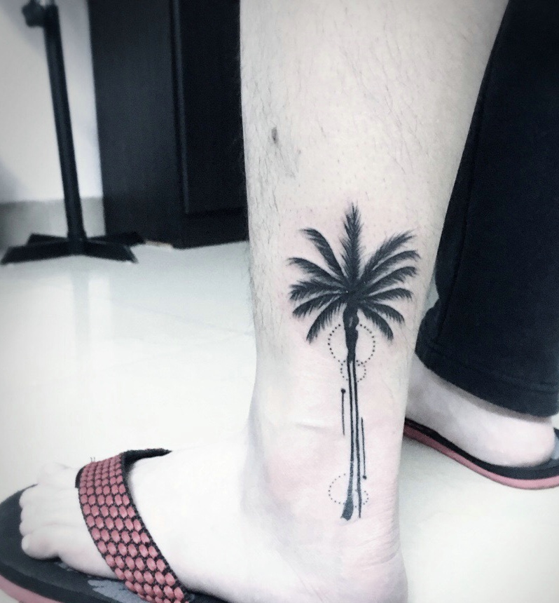 点击大图看下一张：小腿椰子树纹身刺青好看极了