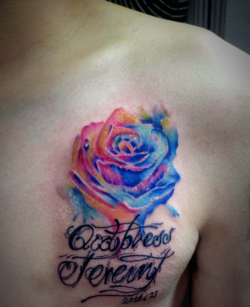 点击大图看下一张：胸口上的玫瑰与英文一起的纹身刺秦