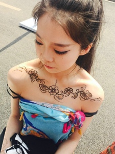 街头小仙女胸前时尚花朵纹身刺青