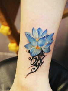 裸脚上的蓝色花朵纹身图片很美丽