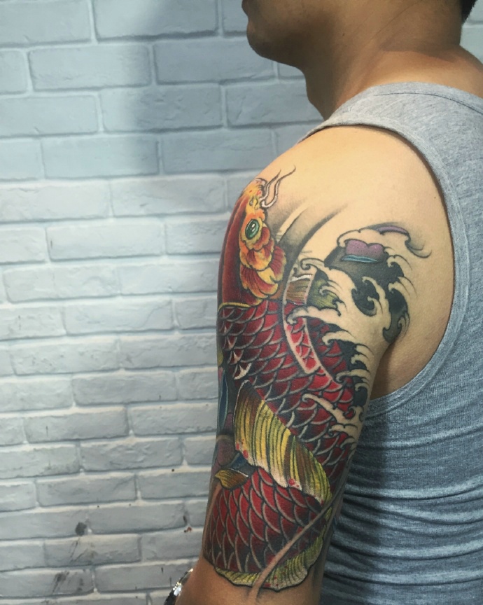 点击大图看下一张：男士大臂红鲤鱼纹身图片魅力无敌