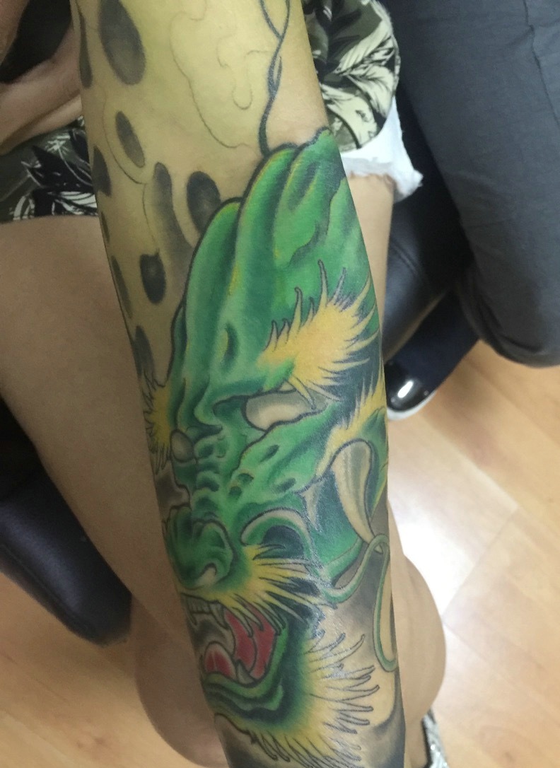 点击大图看下一张：包小臂传统绿色邪龙纹身刺青