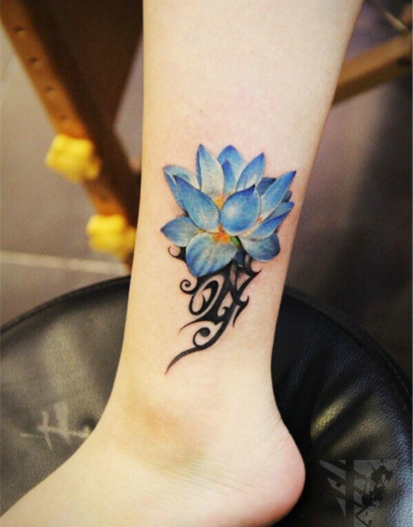 点击大图看下一张：裸脚上的蓝色花朵纹身图片很美丽