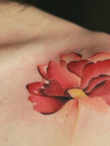 性感女神锁骨下一朵水彩花朵纹身刺青