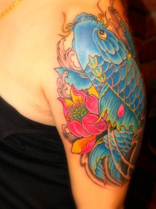 个性女生手臂蓝色小鲤鱼纹身刺青