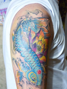 大臂蓝色鲤鱼纹身图片闪闪发亮