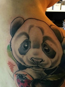 一只大眼可爱萌萌的大熊猫纹身图片