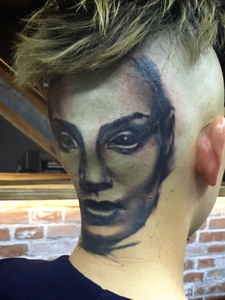 个性男士后脑勺欧美女生肖像纹身图片